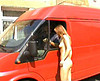 clip Promenade d'une jeune femme exhibitioniste en pleine ville !
