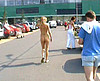 video de sexe Promenade d'une jeune femme exhibitioniste en pleine ville !