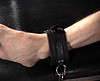 video de sexe Il se fait pincer les couilles