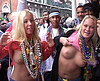 clip  L�ch� de salopes et exhibitions sexuelles lors d'un Mardi Gras 