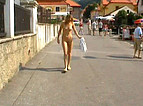 Promenade d'une jeune femme exhibitioniste en pleine ville !