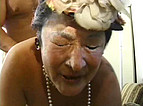 Vieille mamie bais�e par un jeune fougueux !!