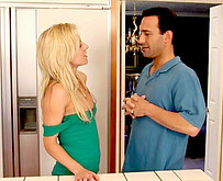  Une magnifique jeune blonde se retrouve dans la cuisine avec le p�re d�un ami � elle et ce vieux pervers commence...