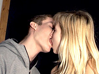 Vid� porno A 18 ans il baise avec la m�re de son meilleur pote