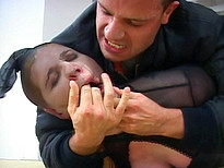Vid� porno Cambrioleuse se fait baiser violement par le gardien