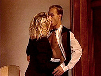 Vid� porno Belle mature se tape le jeune serveur du restaurant