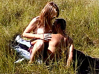 Vid� porno Couple amateur baise dans les champs