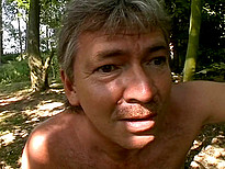 Vid� porno Vieux baise une jeune exhibitionniste dans les bois