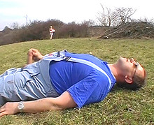 Un paysan baise une jeune blonde naive en plein champ
