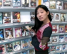 Jeune asiatique baise lors d'une sance photos
