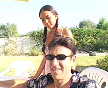 Jeune asiatique de 18 ans se goinfrant de queue