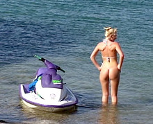 Jolie blonde baise  la plage