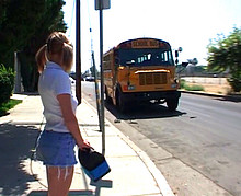 Le vieux chauffeur de bus se tape la jeune tudiante !