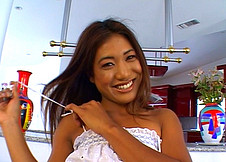 Une asiatique se fait d�chirer les orifices