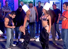 Deux serveuses d�fonc�es dans un m�ga gang bang - Partie 1/2