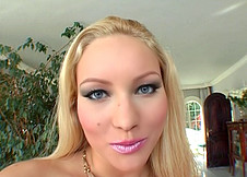 Elinor, une jeune blonde avec de gros nichons, bais�e en DP !