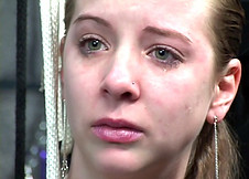 Jeune minette tortur�e par un vieux sadique