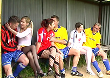 Trois supportrices se font exploser la fente par les joueurs de foot