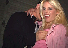 Etudiante bourr�e bais�e en public lors d
