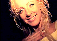 Etudiante blonde ivre bais�e en public
