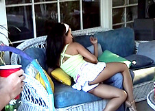 2 thailandaises baisent en public lors d'une soir�e entre potes