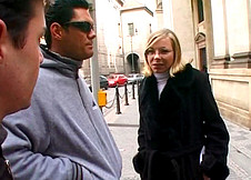 2 touristes baisent une blonde torride � Prague