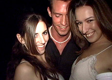Il profite de deux �tudiantes ivres en soir�e