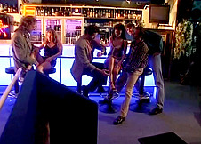 Grosse orgie anal dans un bar � putes
