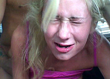 Jolie blonde se fait perforer l