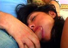 Une jolie brune se fait serrer dans une chambre d