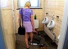 Grassouillette bais�e par un mec ivre dans les toilettes