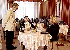 Belle mature se tape le jeune serveur du restaurant