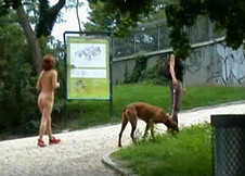 Notre exhibitioniste se d�voile toute nue dans les rues !