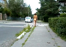 Notre exhibitioniste se d�voile toute nue dans les rues !