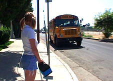 Le vieux chauffeur de bus se tape la jeune �tudiante !