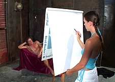 Etudiante en dessin d�fonc�e par son mod�le nu