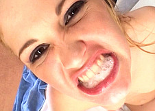 Une salope amatrice de gorge profonde violemment sodomis�e