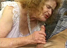 Vieille mamie autoritaire bais�e par ses employ�s de maison