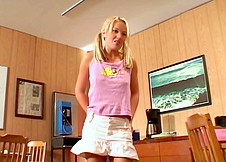 Superbe jeune blonde de 18 ans qui se fait �clater la rondelle !