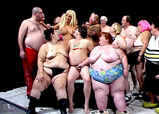 MEGA partouze de grosses femmes vraiment cochonnes !!