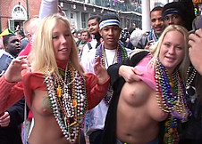 L�ch� de salopes et exhibitions sexuelles lors d'un Mardi Gras