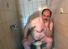 Belle blondinette dans les mains d