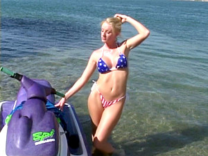 Jolie-blonde-baisée-à-la-plage