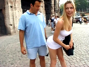 Kate More et sa copine 2 superbes salopes en exhib � Rome et sodomie profonde !