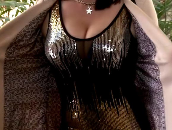 Brune avec un black bien membré dans un porno chic