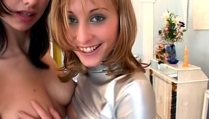 Partouze coquine avec 2 jolies salopes en manque de sexe