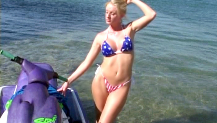 Jolie blonde bais�e � la plage