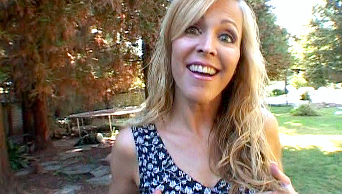 Un jeune type d�fonce une belle mature avec des gros nibards
