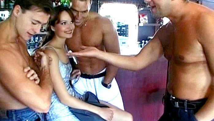 L'�quipage d�fonce une jeune naive en gang bang